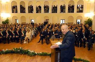 Il Presidente Ciampi durante il suo intervento, presenti le Autorità civili, militari, religiose ed i Sindaci della Provincia di Arezzo