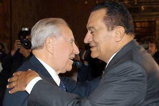 Il Presidente Ciampi accoglie S.E. Hosny Mubarak, Presidente della Repubblica Araba d'Egitto, all'arrivo al Quirinale
