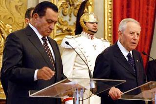 Il Presidente Ciampi con S.E.Hosny Mubarak, Presidente della Repubblica Araba d'Egitto, durante l'incontro con la stampa