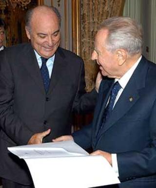 Il Presidente Ciampi con Giuseppe De Rita, in occasione dell'incontro con una delegazione di Sindaci ed amici della Fondazione per il Patrimonio Culturale delle Città dell'Italia
