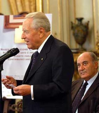 Il Presidente Ciampi, a fianco: Giuseppe De Rita, Presidente della Fondazione Città Italia, rivolge il suo saluto ai Sindaci ed amici della Fondazione per il Patrimonio Culturale delle Città dell'Italia, in occasione dell'incontro al Quirinale