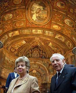 Il Presidente Ciampi in compagnia della moglie Franca, durante la cerimonia di inaugurazione del restauro della Fontana dell'Organo all'interno del Quirinale