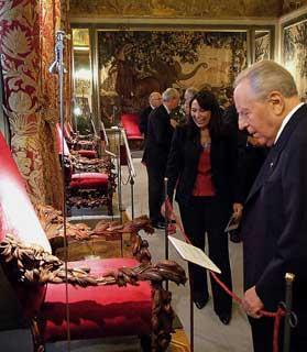 Il Presidente Ciampi ammira le poltrone di Andrea Brustolon in mostra nella Sala dello Zodiaco del Quirinale