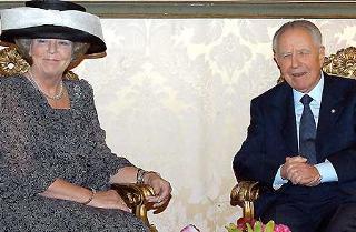 Il Presidente Ciampi con S.M. Beatrix, Regina dei Paesi Bassi, durante i colloqui al Quirinale
