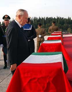 Il Presidente Ciampi al Sacrario, in raccoglimento davanti alle Urne contenenti i resti di 25 Caduti