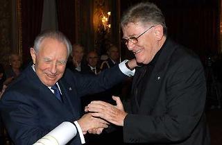 Il Presidente Ciampi conferisce il Diploma con Medaglia d'Oro al Signor Ermanno Olmi, in occasione della cerimonia al Quirinale