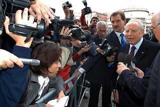 Il Presidente Ciampi, in Piazza del Plebiscito, risponde alle domande dei giornalisti