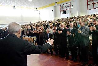 Il Presidente Ciampi, al suo arrivo nell'Aula Montessori, saluta gli studenti della Libera Università di Kore