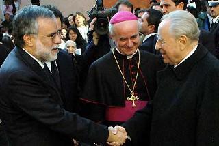 Il Presidente Ciampi, il Prof. Andrea Riccardi, Premio Balzan 2004 e Mons. Vincenzo Paglia, al termine della visita alla Comunità di S.Egidio