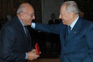 Il Presidente Ciampi consegna il Premio &quot;Vittorio De Sica&quot; all'attore Arnoldo Foà