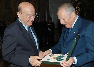Il Presidente Ciampi consegna l'onorificenza di Grande Ufficiale a Theodoros Angelopoulos, nel corso della cerimonia di consegna dei Premi &quot;Vittorio De Sica&quot;
