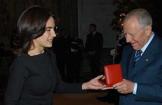Il Presidente Ciampi consegna il Premio &quot;Vittorio De Sica&quot; all'attrice Maya Sansa