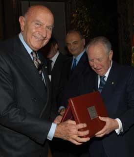 Il Presidente Ciampi consegna il Premio Leonardo alla Carriera 2004&quot; a Giuseppe Modenese, Presidente Onorario della Camera della Moda, in occasione della cerimonia