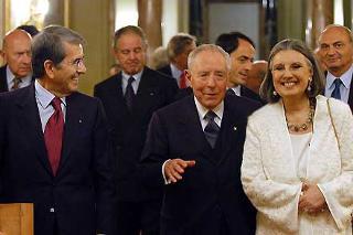 Il Presidente Ciampi, al termine della cerimonia di consegna al Quirinale del &quot;Premi Leonardo&quot; e dei Premi Leonardo Qualità Italia 2004&quot;