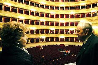 Il Presidente Ciampi con la moglie Franca ammirano il rinnovato Teatro alla Scala