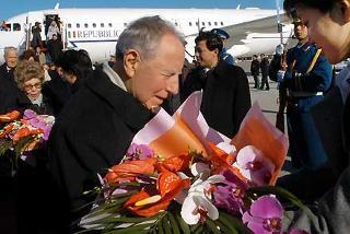 Il Presidente Ciampi, accompagnato dalla moglie Franca, al suo arrivo all'aeroporto della capitale cinese