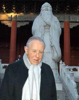 Il Presidente Ciampi, davanti ala statua del filosofo Confucio, durante la visita al Tempio