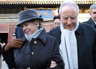 Il Presidente Ciampi, con la moglie Franca, durante la visita al Tempio di Confucio