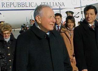 Il Presidente Ciampi con la moglie Franca da stamane, in Cina per la visita di Stato di sei giorni. Nella foto è con il Vice Ministro degli Affari Esteri Zhang Ye Sui