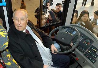 Il Presidente Ciampi a bordo dell'autobus ecologico IVECO, donato alla città di Pechino dal Ministero dell'Ambiente