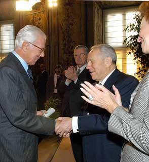 Il Presidente Ciampi consegna la Medaglia d'Oro al Prof. Attilio Maseri
