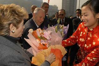 Il Presidente Ciampi con la moglie Franca all'arrivo alla Oriental Pearl Tower