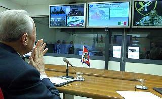 Il Presidente Ciampi al Comando Operativo di Vertice Interforze, durante il collegamento in videoconferenza per rivolgere gli auguri ai contingenti militari italiani impegnati nei teatri di operazioni internazionali