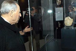 Il Presidente Ciampi durante la visita alla Mostra &quot;I volti del mistero&quot; inaugurata al Quirinale