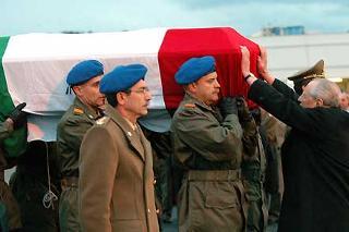 Il Presidente Ciampi rende omaggio alla salma di Simone Cola, il giovane Maresciallo ucciso a Nassiriya, all'arrivo all'Aeroporto di Ciampino