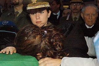 La giovane moglie Alessandra Cellini abbraccia il feretro del marito Simone Cola all'arrivo all'Aeroporto di Ciampino