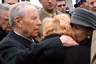 L'abbraccio, alla mamma del Maresciallo Simone Cola, del Presidente della Repubblica Carlo Azeglio Ciampi e della moglie Franca al termine del rito funebre