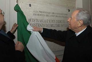 Il Presidente Ciampi, scopre la targa commemorativa, posta in una Sala del Vittoriano, intitolata alla Resistenza dei Martiri Internati