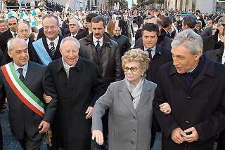 Il Presidente Ciampi in compagnia della moglie Franca, dei Presidenti della Regione e Provincia Bassolino e Villani e dal Sindaco De Biase, durante la passeggiata nel centro storico della città