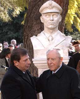 Il Presidente Ciampi con il papà di Daniele Zoccola, davanti al monumento alla memoria del Finanziere