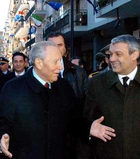 Il Presidente Ciampi con il Ministro dell'Economia e Finanze Domenico Siniscalco dopo aver reso omaggio al Finanziere Daniele Zoccola
