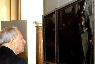 Il Presidente Ciampi osserva il trittico &quot;Affetti&quot; del 1910 di Giacomo Balla in mostra alla Loggia d'Onore della Vetrata del Quirinale