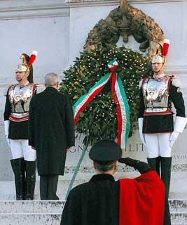 Il Presidente Ciampi in raccoglimento davanti al Milite ignoto, in occasione della cerimonia per la &quot;Giornata del Ricordo&quot;