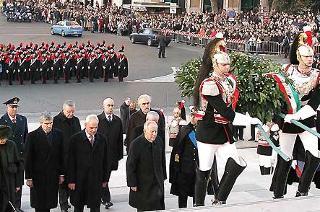 Il Presidente Ciampi, accompagnato dalle Alte Autorità Istituzionali e Militari, rende omaggio al Milite Ignoto, in occasione della &quot;Giornata del Ricordo&quot;