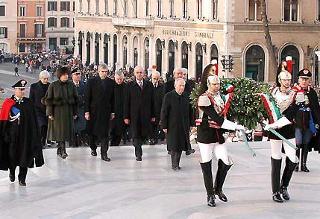 Il Presidente Ciampi, accompagnato dalle Alte Autorità Istituzionali e Militari, rende omaggio al Milite Ignoto, in occasione della &quot;Giornata del Ricordo&quot;