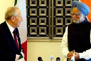 Il Presidente Ciampi con il Primo Ministro indiano Manmohan Singh, al termine della cerimonia della firma degli Accordi