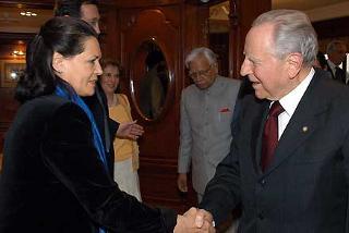 Il Presidente Ciampi saluta Sonia Gandhi al termine dell'incontro