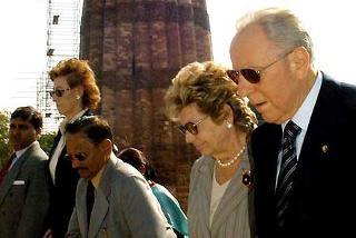 Il Presidente Ciampi con la moglie Franca, durante la visita al Minareto di Qutub