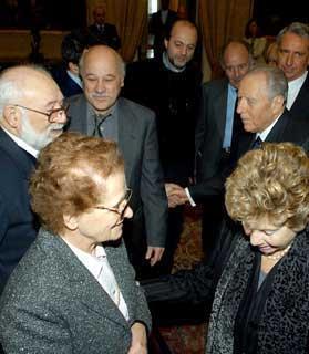 Il Presidente Ciampi con la moglie Franca, i familiari e colleghi di Giuliana Sgrena, in occasione dell'incontro al Quirinale