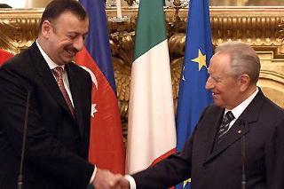 Il Presidente Ciampi con Ilham Aliyev, Presidente della Repubblica dell'Azerbaijan, al termine delle dichiarazioni alla stampa