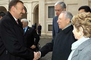 Il Presidente Ciampi, a fianco la moglie Franca, accoglie il Presidente della Repubblica dell'Azerbaijan, Ilham Aliev all'arrivo, al Quirinale
