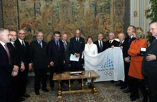 Un momento della cerimonia di presentazione del &quot;Logo Torino 2006&quot; al Presidente Ciampi, da parte degli organizzatori dei Giochi Olimpici Invernali