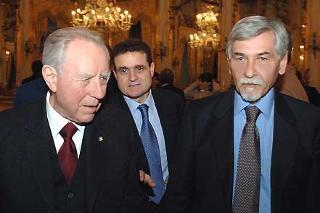 Il Presidente Ciampi con Guido Columba, Presidente del Unione Nazionale Cronisti Italiani, al centro Francesco Angelo Siddi, Presidente della FNSI, in occasione dell'incontro con i promotori ed i vincitori del Premio Cronista-Piero Passetti 2004
