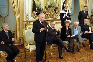 Il Presidente Ciampi rivolge il suo indirizzo di saluto ai promotori e vincitori del "Premio Cronista-Piero Passetti 2004" guidati dal loro Presidente Guido Columba