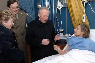 Il Presidente Ciampi con la moglie Franca, il Generale Francesco Tontoli, durante la visita, all'Ospedale del Celio, alla Giornalista Giuliana Sgrena