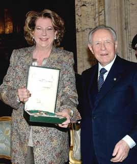 Il Presidente Ciampi con Diana Bracco De Silva, imprenditrice, insignita dell'Onorificenza di Gran Croce dell'O.M.R.I. nel corso della cerimonia per la &quot;Festa della Donna 2005&quot;